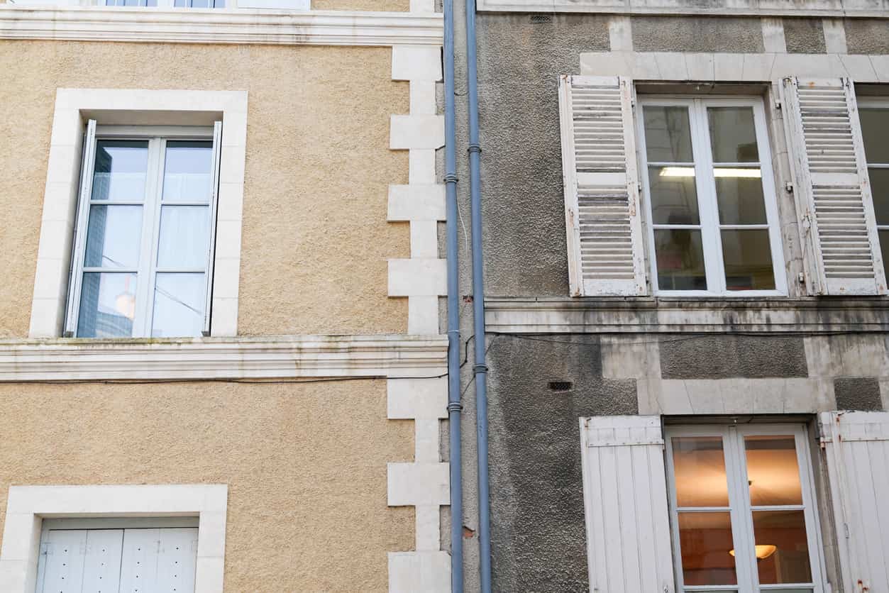 une façade nettoyé et une autre non